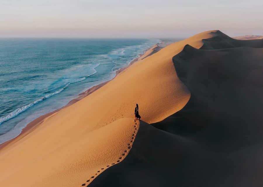 Doha: Inland Sea Desert Safari with Sunset & Sunrise Views - Tea, photos, and the first desert pause