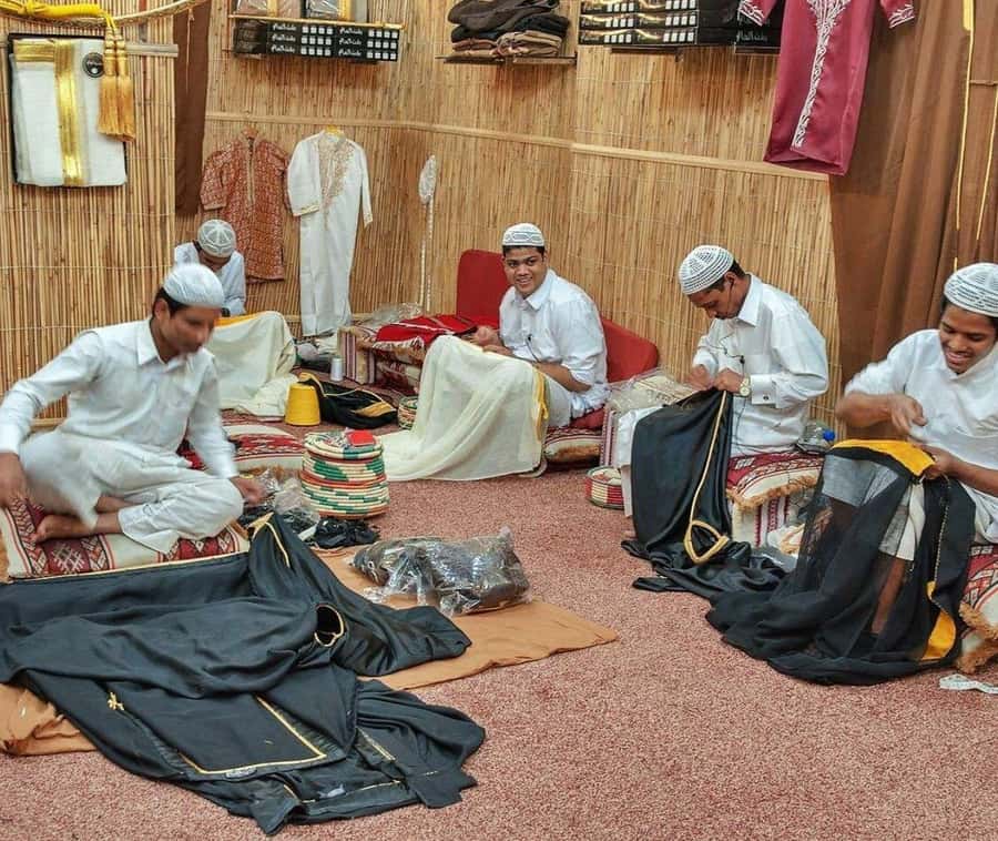 Doha: Souq Waqif Tour & Curated Walk with Guide - Meeting artisans and looking at handmade goods