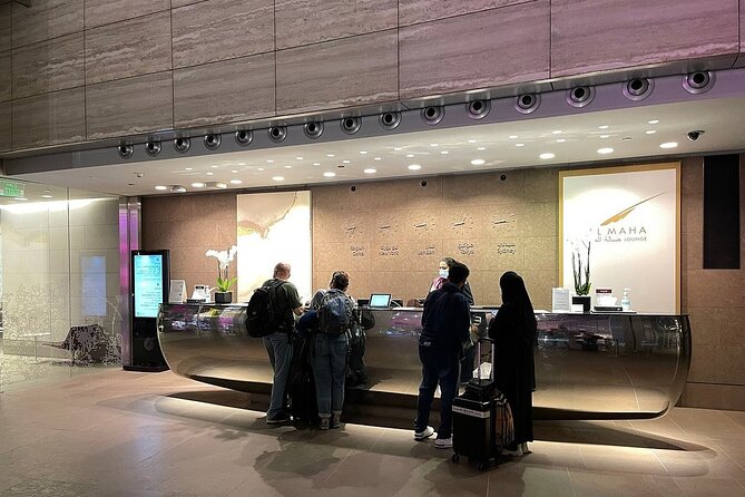 Qatar: Doha Hamad International Airport (DOH) Al Maha Lounge - Buffet food and drinks: useful fuel with uneven variety