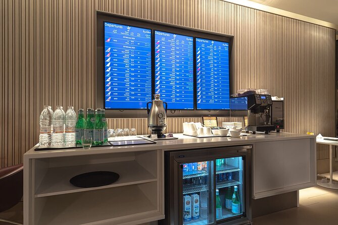 Qatar: Doha Hamad International Airport (DOH) Al Maha Lounge - Showers after a long flight are the real prize